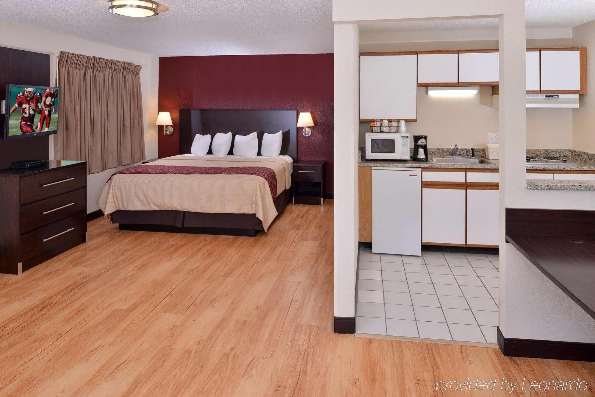 Red Roof Inn Plus+ & Suites Guilford Exterior foto