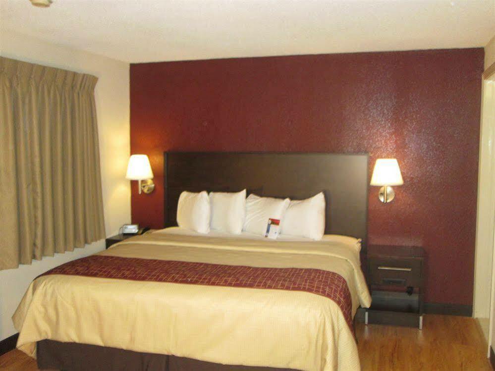 Red Roof Inn Plus+ & Suites Guilford Exterior foto