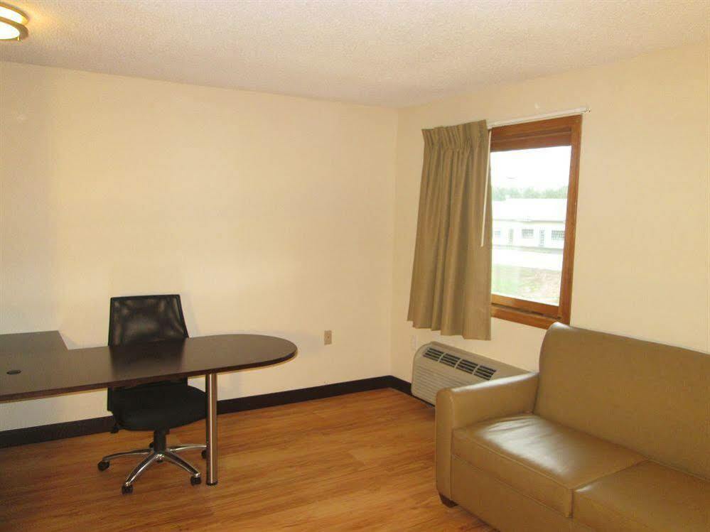 Red Roof Inn Plus+ & Suites Guilford Exterior foto